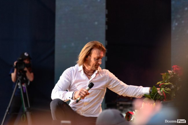 До Винника – навіть на милицях. ФОТОРЕПОРТАЖ із грандіозного концерту у Луцьку