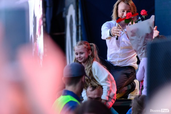 До Винника – навіть на милицях. ФОТОРЕПОРТАЖ із грандіозного концерту у Луцьку