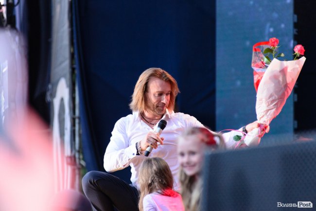 До Винника – навіть на милицях. ФОТОРЕПОРТАЖ із грандіозного концерту у Луцьку