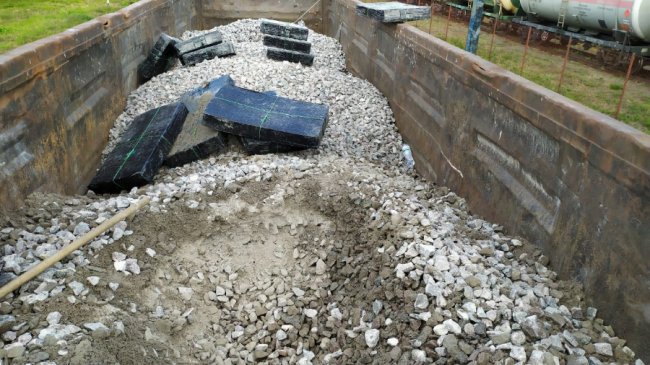 На Волині у поїзді, який перевозив  до Польщі щебінь, знайшли контрабанду. ФОТО. ВІДЕО