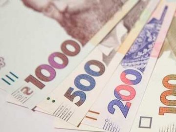 ПриватБанк тимчасово перестав приймати великі купюри у своїх терміналах