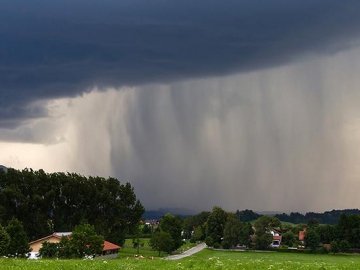 Майже всю Україну накриють дощі з грозами