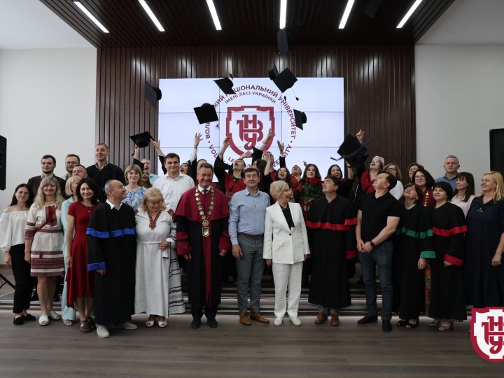 Омріяні дипломи і клятва Гіппократа: у ВНУ – перший випуск магістрів-медиків. ФОТО