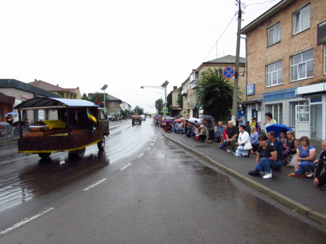 Волиняни на колінах прощалися із загиблим військовослужбовцем Олексієм Кунчиком. ФОТО