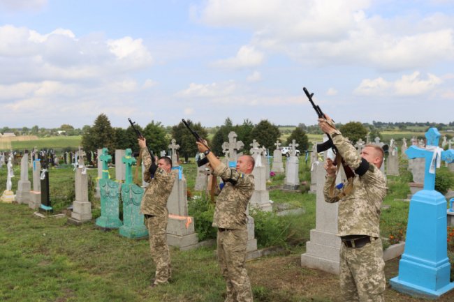 Волиняни на колінах прощалися із загиблим військовослужбовцем Олексієм Кунчиком. ФОТО