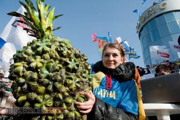 У Києві «Януковича» закидали яйцями. ФОТО