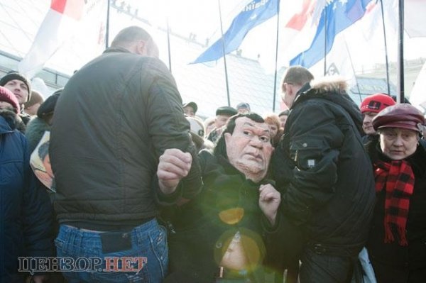 У Києві «Януковича» закидали яйцями. ФОТО