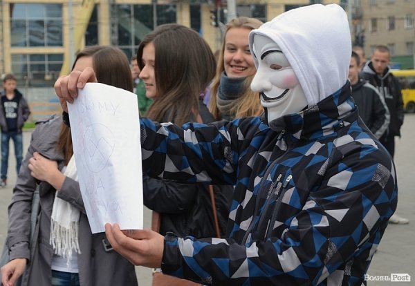 Луцька молодь обмінювала обійми на посмішки. ФОТО