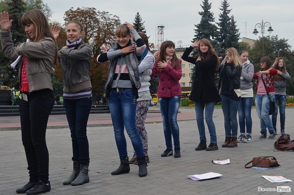 Луцька молодь обмінювала обійми на посмішки. ФОТО