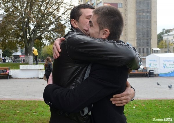 Луцька молодь обмінювала обійми на посмішки. ФОТО