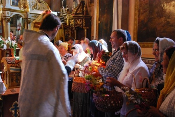 Як святили яблука та мед у луцькому Свято-Покровському храмі. ФОТО