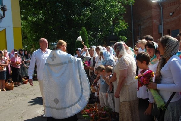 Як святили яблука та мед у луцькому Свято-Покровському храмі. ФОТО