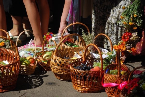 Як святили яблука та мед у луцькому Свято-Покровському храмі. ФОТО