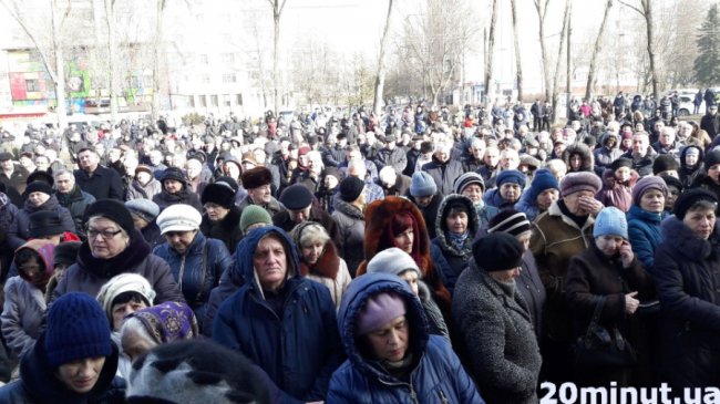 Тисячі людей у Тернополі прийшли попрощатися з братом митрополита Михаїла. ФОТО