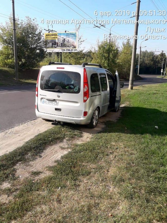 На луцьких водіїв, які паркуються на тротуарах, склали протоколи. ФОТО