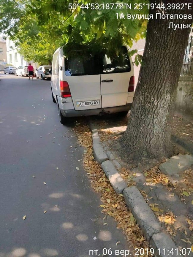 На луцьких водіїв, які паркуються на тротуарах, склали протоколи. ФОТО