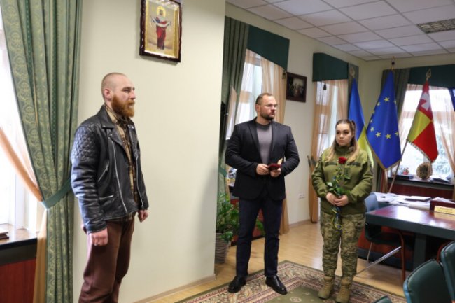 Військового з Луцька нагородили за мужність на війні