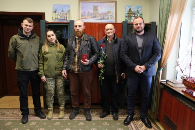 Військового з Луцька нагородили за мужність на війні