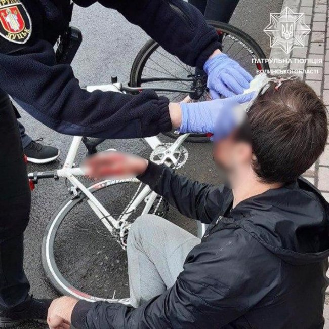 Луцька патрульна надала першу медичну допомогу чоловіку, який впав з велосипеда і поранився