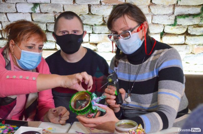 У Луцьку діти із синдромом Дауна готують аукціон на підтримку хворої на лейкемію 17-річної Альбіни. ФОТО