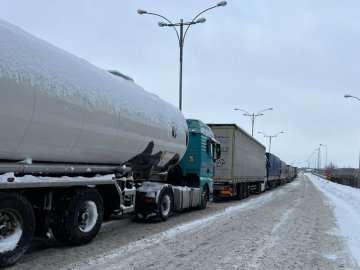 На міжнародних пунктах пропуску на Волині фіксують скупчення транспорту