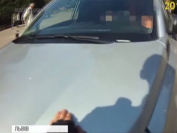 Водійка заблокувала швидку і наїхала на поліцейського. ВІДЕО