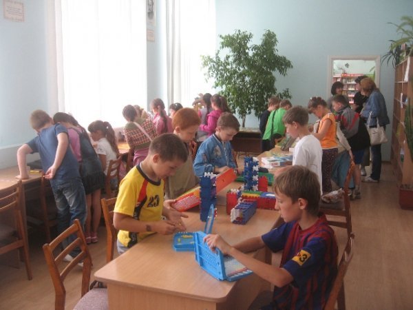 У луцькій бібліотеці діти співали караоке та «малювали» свої права