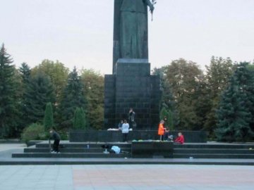 Скейтери та шумні компанії: лучанка просить заборонити проводити дозвілля на Меморіалі Вічної Слави