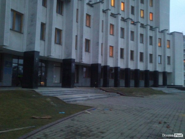 Під Волинською ОДА «завершилася» революція. ФОТО