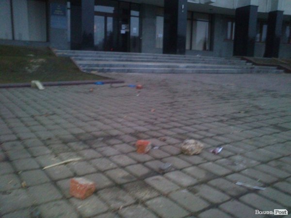 Під Волинською ОДА «завершилася» революція. ФОТО