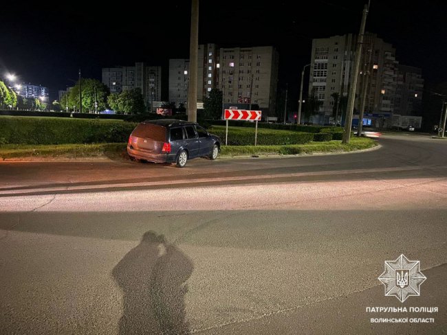 Вночі у Луцьку п'яний водій в'їхав у стовп