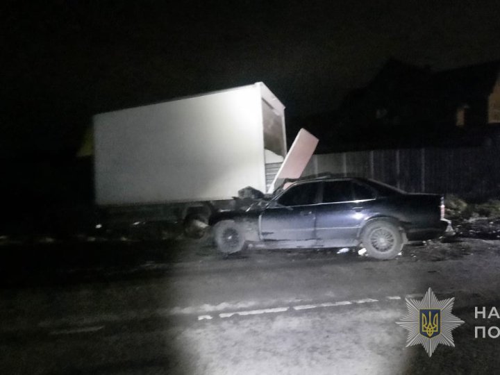 Біля Луцька 21-річний п'яний водій влетів у припарковане авто, у якому перебували люди: є травмовані та загиблий