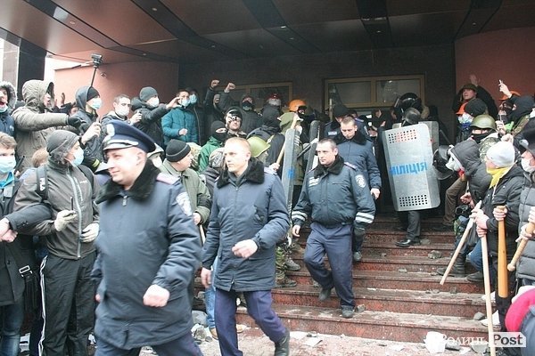 Як штурмували волинську міліцію рік тому. ФОТО