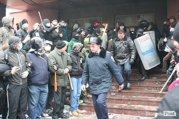 Як штурмували волинську міліцію рік тому. ФОТО