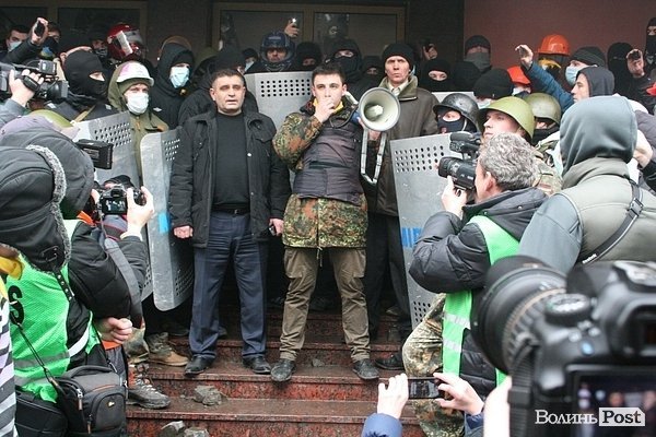 Як штурмували волинську міліцію рік тому. ФОТО