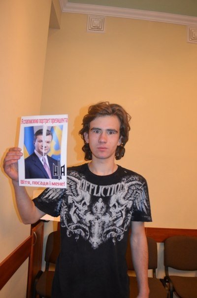 У Луцьку паплюжать портрети Януковича. ФОТО