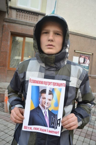 У Луцьку паплюжать портрети Януковича. ФОТО