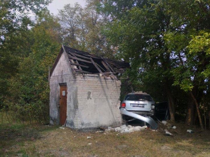 На Волині водійка авто злетіла в кювет: її деблокували рятувальники