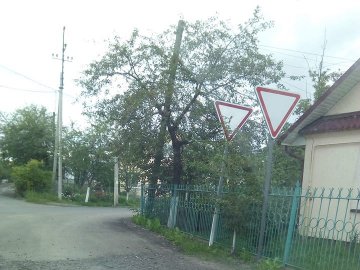 У Ковелі встановили два однакових дорожніх знаки. ФОТО