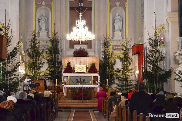 У католиків Різдво: фоторепортаж з луцького костелу Петра і Павла