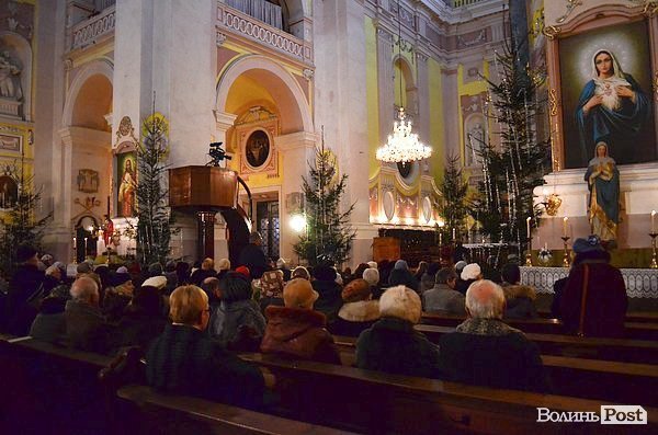 У католиків Різдво: фоторепортаж з луцького костелу Петра і Павла