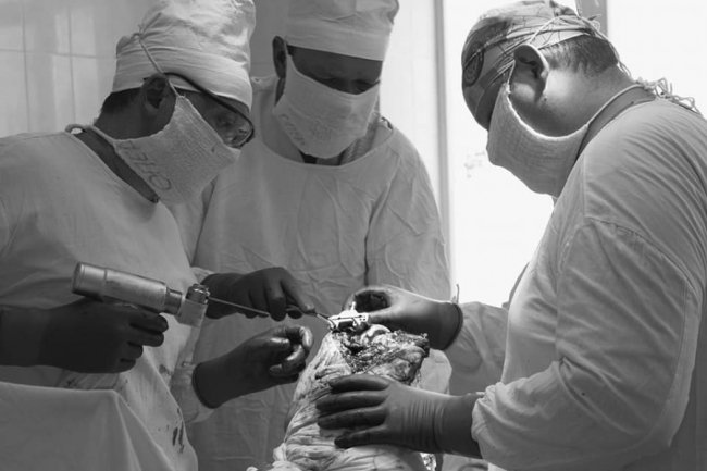 У лікарні на Волині жінці протезували штучний колінний суглоб. ФОТО 18+