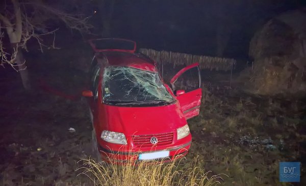 Під Нововолинськом Mercedes врізався в Volkswagen: машини злетіли в кювет