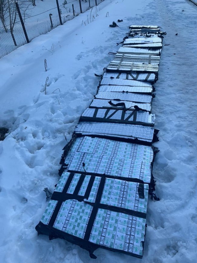 На Волині у вантажному потязі прикордонники знайшли партію контрабандних сигарет. ФОТО