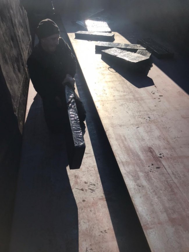 На Волині у вантажному потязі прикордонники знайшли партію контрабандних сигарет. ФОТО