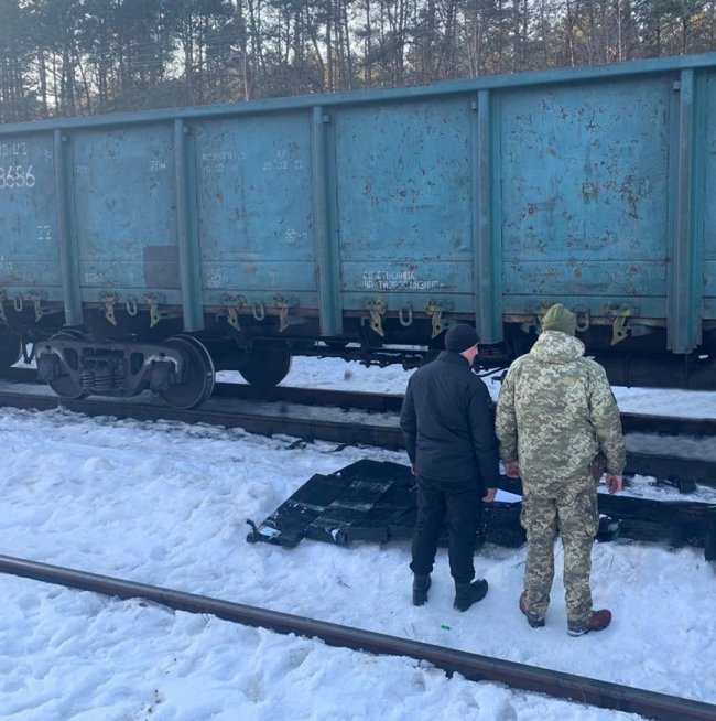 На Волині у вантажному потязі прикордонники знайшли партію контрабандних сигарет. ФОТО