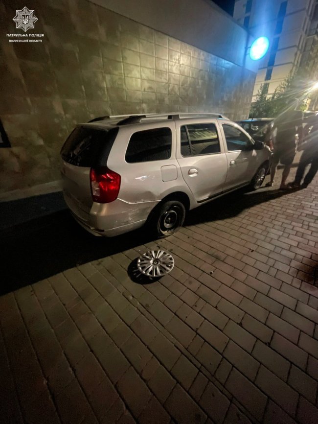 У Луцьку 18-річний п'яний водій врізався у знак, після цього  ще в’їхав у припарковане авто