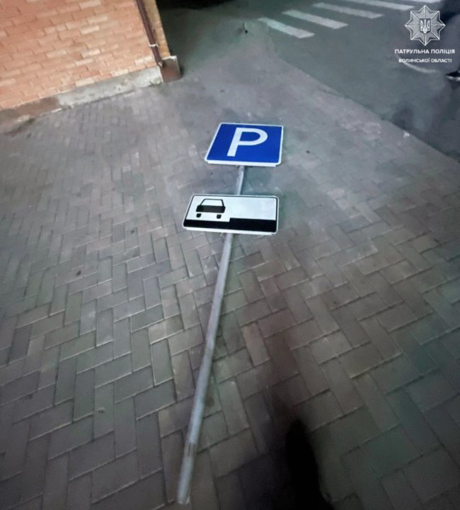 У Луцьку 18-річний п'яний водій врізався у знак, після цього  ще в’їхав у припарковане авто