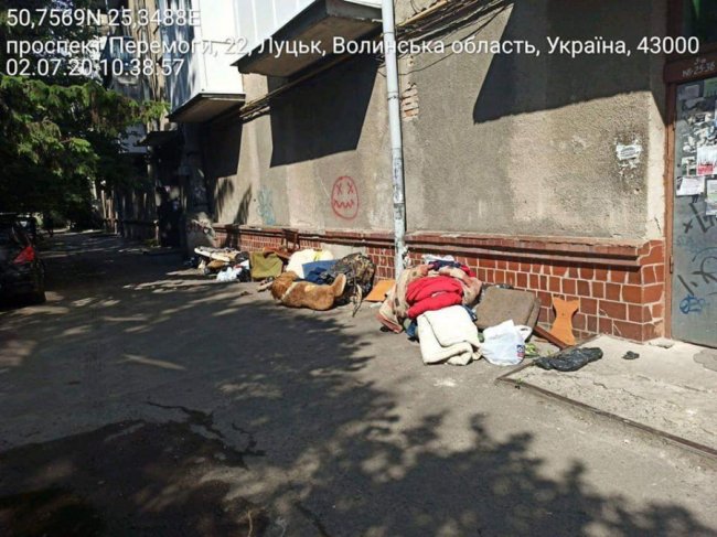 У Луцьку жінка викинула сміття та старі речі із квартири під будинок. ФОТО