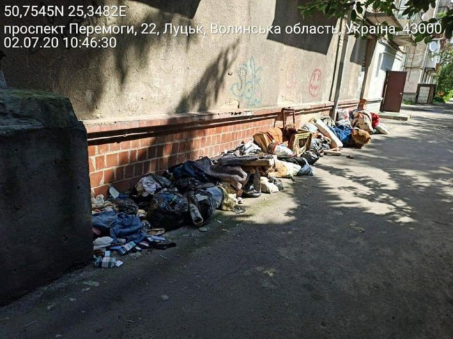 У Луцьку жінка викинула сміття та старі речі із квартири під будинок. ФОТО